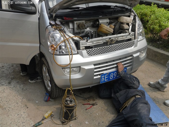 五菱荣光基本型加装空调作业