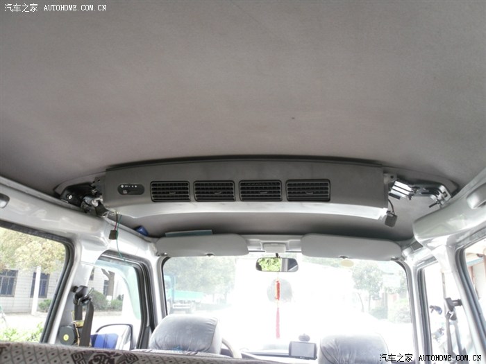 五菱荣光基本型加装空调作业