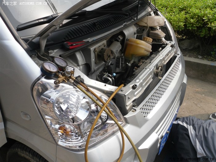 五菱荣光基本型加装空调作业