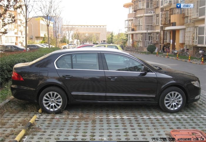 看我头像,你也知道选什么颜色吧,摩卡棕,金属漆,没错的!