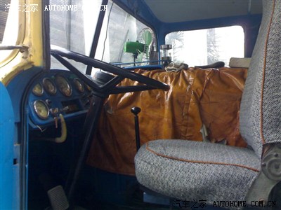 黄河jn150&nbsp; 驾驶室(右边黄皮盖着的是巨大的柴油发动机舱)