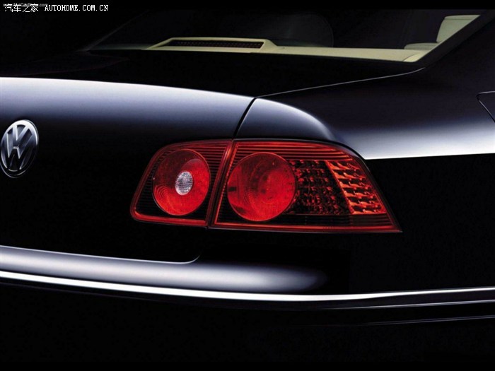 直到辉腾换代了才突然看明白辉腾尾灯隐藏的霸气有图为证