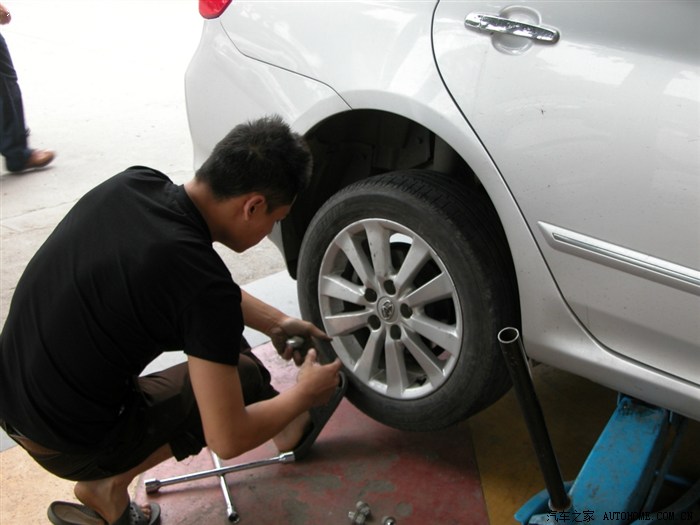 卡卡补胎:轮胎被钉子扎穿,带伤行走一个多月,终拔除.