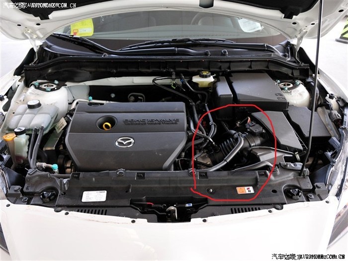 空调滤芯在红线下面,那里有4个银色的卡子,拆开就看见空气格了