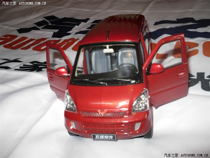 红色的五菱荣光,是不是很骚包啊!