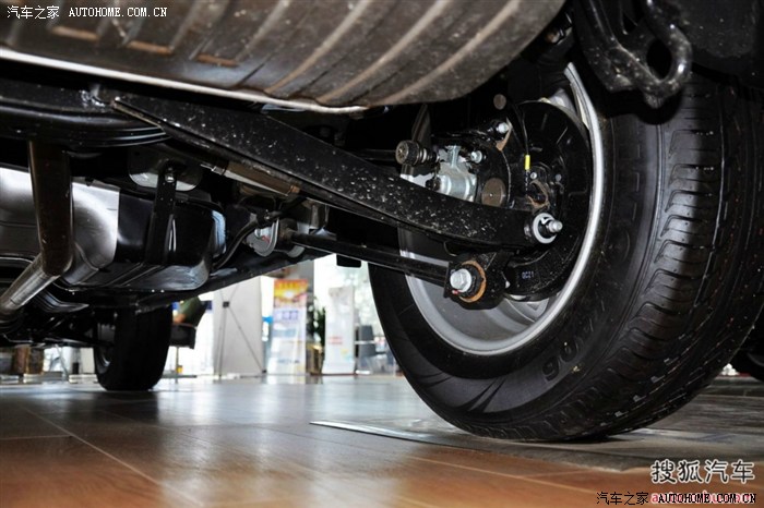 上面两幅图是手动四驱后悬挂图片