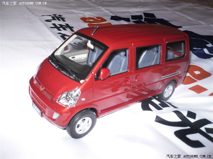 红色的五菱荣光,是不是很骚包啊!