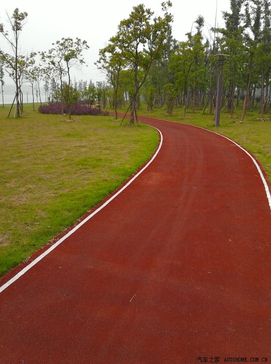 健身好场所--河边塑胶跑道!环境优雅哦!