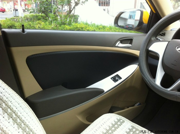 两厢黄色瑞纳黑色内饰真皮改装作业