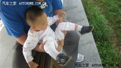 上车前先把个尿尿~不要尿到爸爸裤子上哦