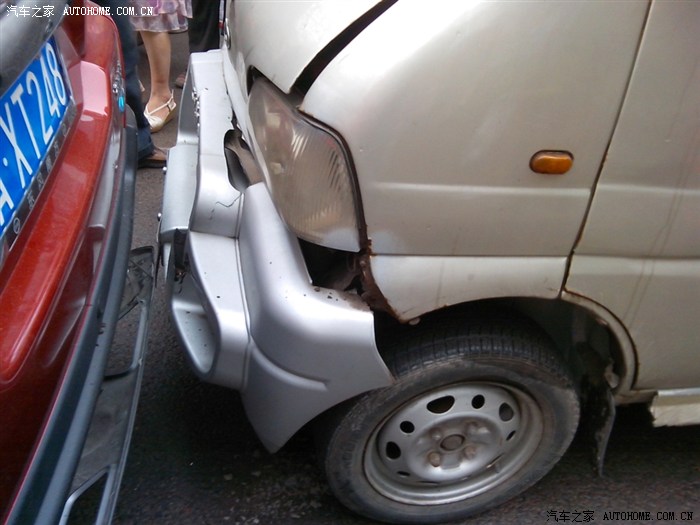 今天被长安面包车追尾看看图片吧其他不多说