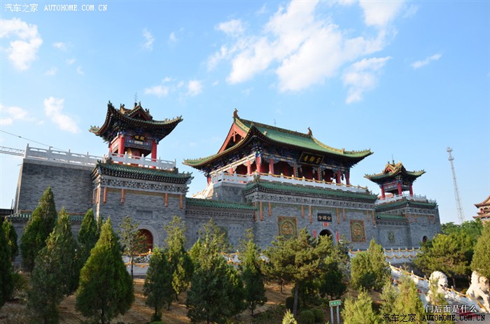 老爷山里的金蝉寺,被蓝天白云承托出巍峨的气势.