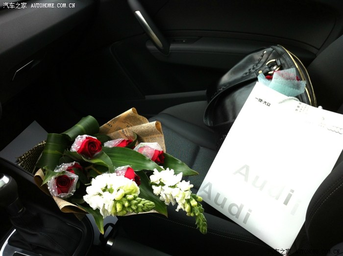 首先 放在副驾驶座束玫瑰包挺看然后袋子里放4s店去订做手工巧克力盒