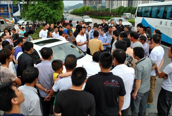 宝马女肇事后喊人殴打围观路人!