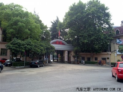 地方啊,奥迪a6随处可见,真是官车啊,前面都贴着省政府大院神马的牌子
