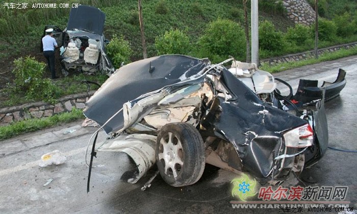 6-19惨烈车祸 车被腰斩司机当场身亡(图)