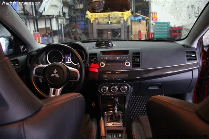 驾驶室内中控台全景.