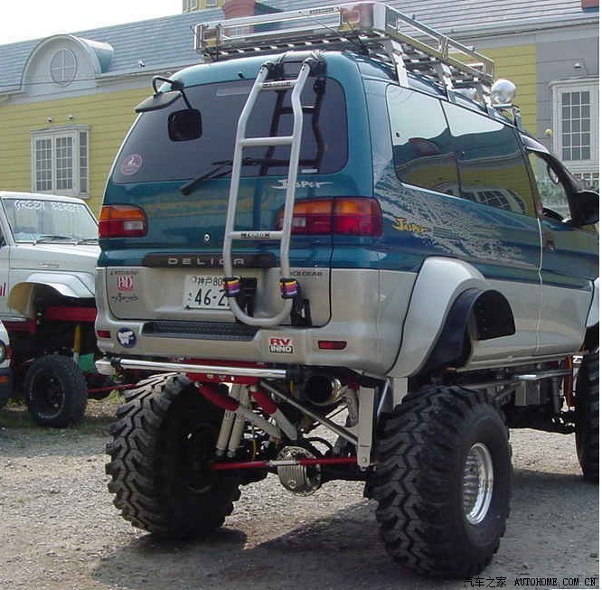 大脚怪三菱越野车