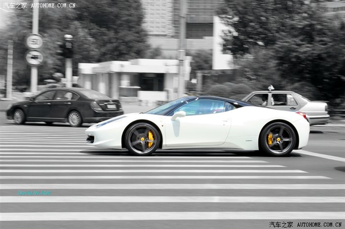 哈尔滨街拍白色法拉利458