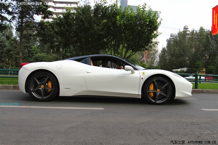 哈尔滨街拍白色法拉利458