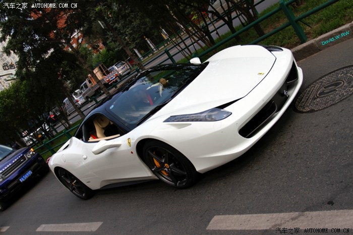 哈尔滨街拍白色法拉利458