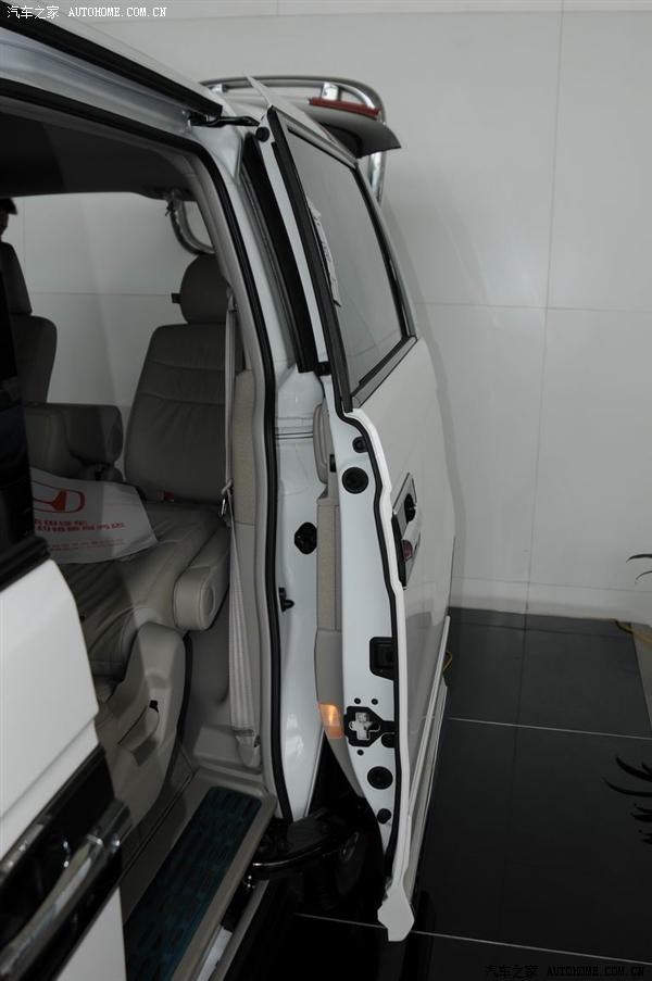 电动侧滑门角度开启特写.