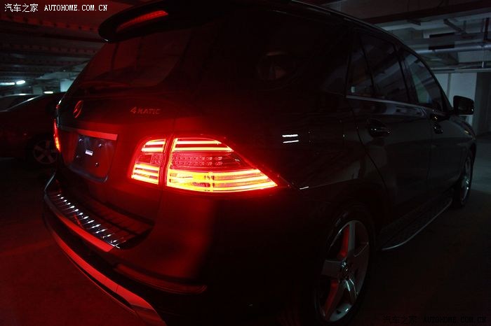 尾灯,用的广角,失真很厉害.