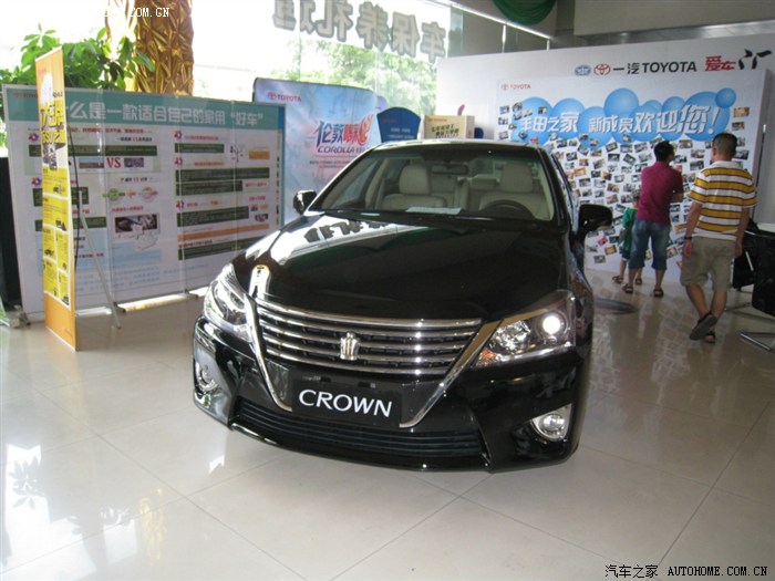 实拍海口丰田4s店2013款新皇冠
