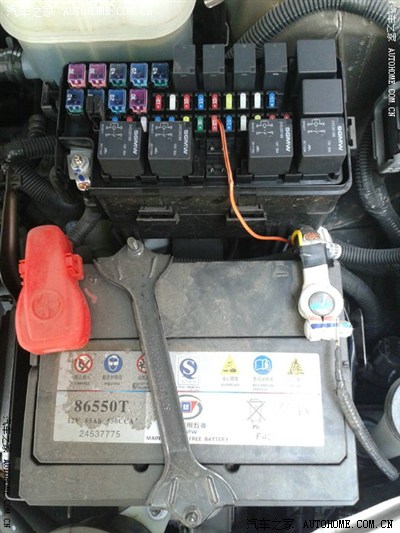 负极接在电瓶负极上,正极接在从右面数第6个保险丝上.