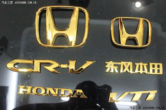 给大家看看我的本田crv改装换成了全车金色标的crv金标