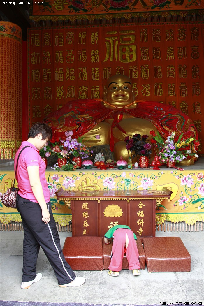 一路行来,儿子已经养成了见佛就拜的习惯,想磕头,不过却整个爬在了