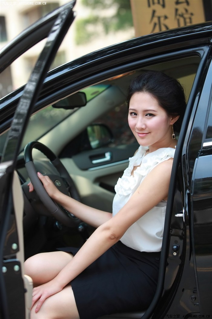 媳妇当车模起亚凯尊精英版入手媳妇出镜的高清大图show
