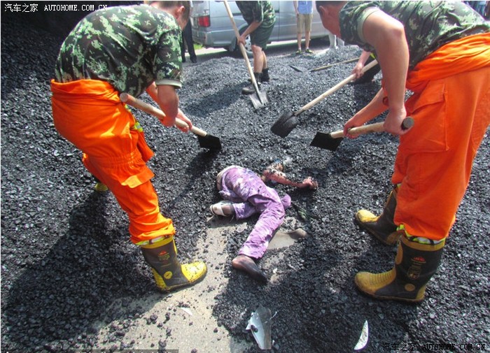 少年被沥青活埋烫死