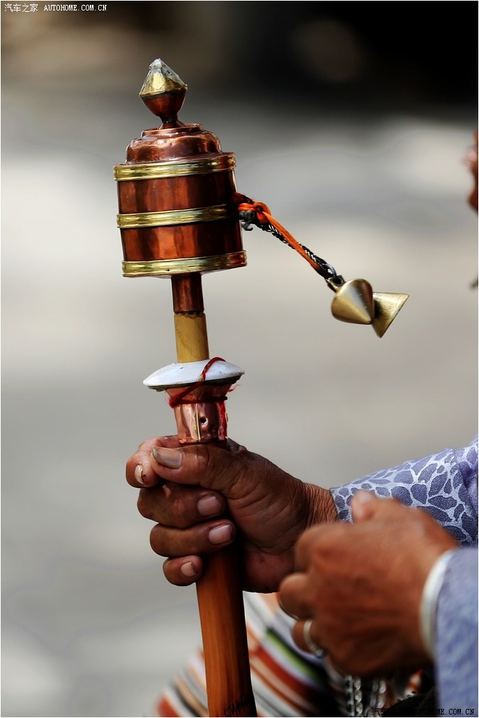 拉萨街头转经人