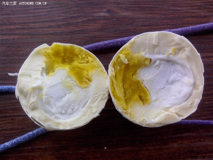 昨天在街上买了几个咸鸭蛋大家看看是真的还是假的