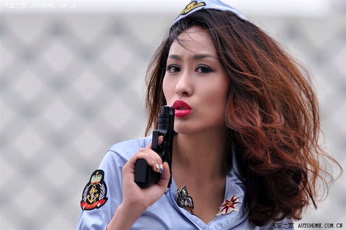 七夕特供漂亮女战警海信广场展性感英姿未完待续