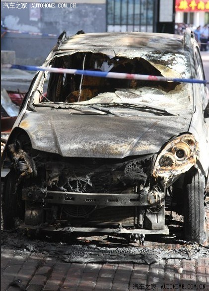 看看这辆炸坏的车.
