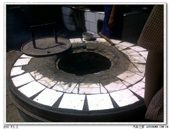 维吾尔族打馕的馕坑