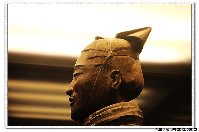 兵马俑也有等级之分,这个俑从发式到头饰都明显要比前面的兵士俑要