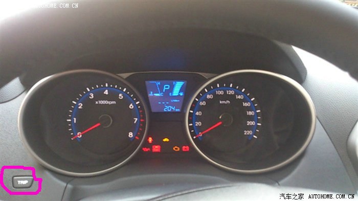 在仪表盘边有个"trip"键,每按,显示同