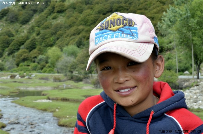 这位藏族小姑娘叫次仁卓玛,汉语说得很好,眼睛很亮,笑起来很可爱,脸上