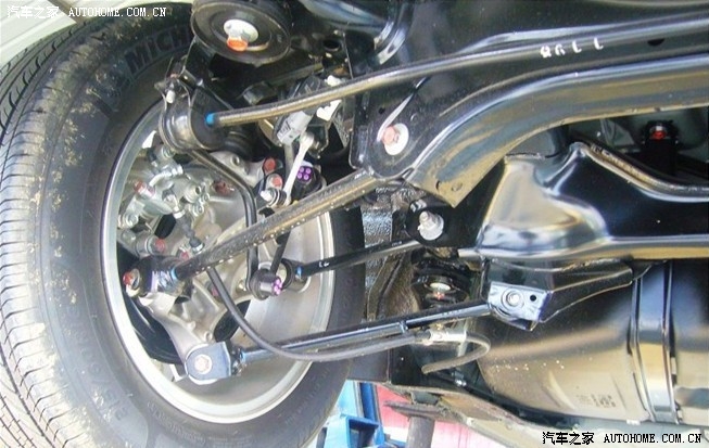 估计是所有多连杆中型车当中最细的了,摆臂和整个平衡杆跟风神的连接