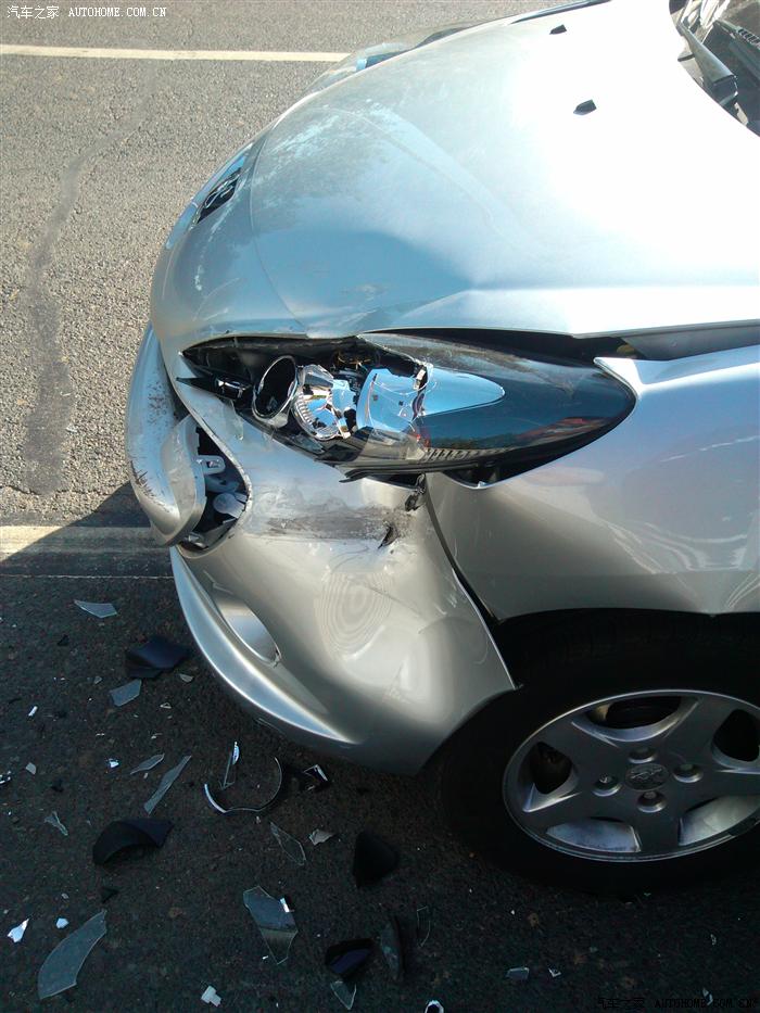 小狮子很受伤追尾丰田普拉多