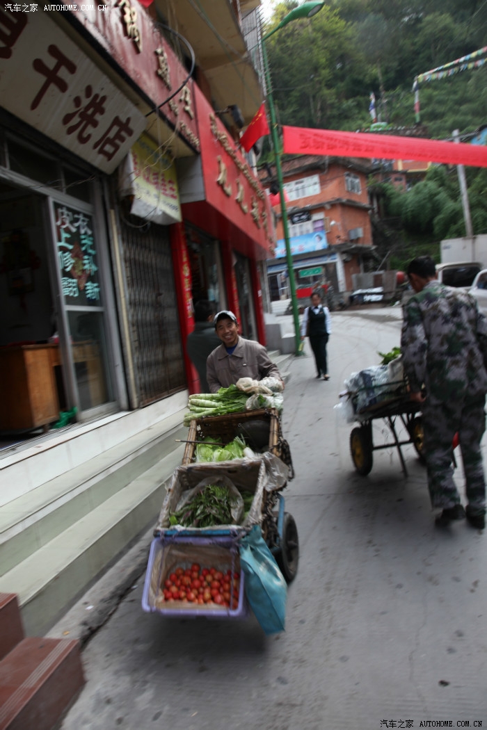 早晨推着蔬菜的小贩沿街叫卖
