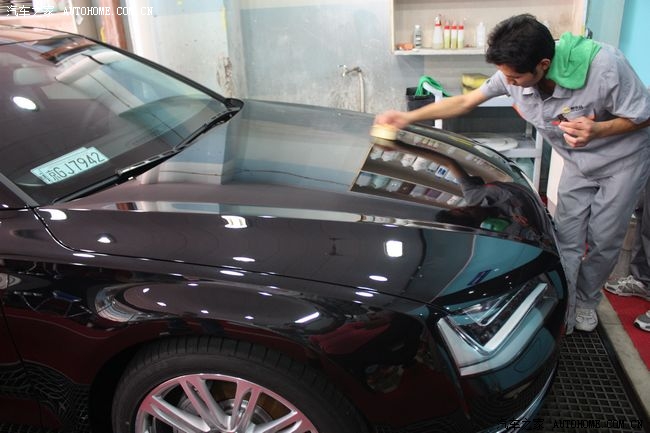 靓车会北京丰益桥店幻影黑奥迪a8l钻石版汽车镀膜施工作业