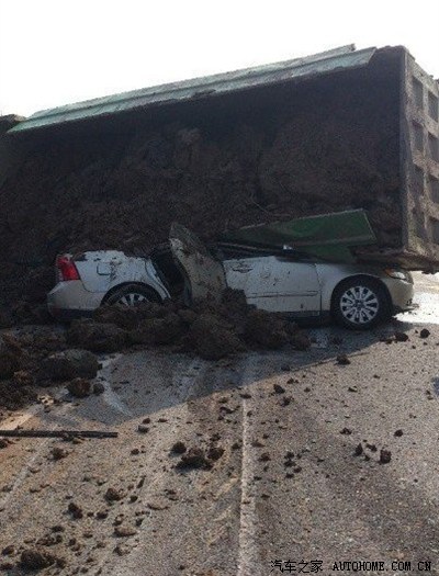 沪-外环一沃尔沃轿车被土方车压扁 司机被埋不幸遇难.