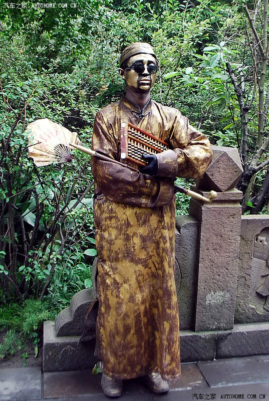 见过这样的铜人吗?不是雕塑,真人秀!街头行为艺术吧.