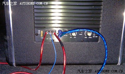 "高转低"接dvd的音频和acc,音频线接"高转低",左侧门框下走到后备箱