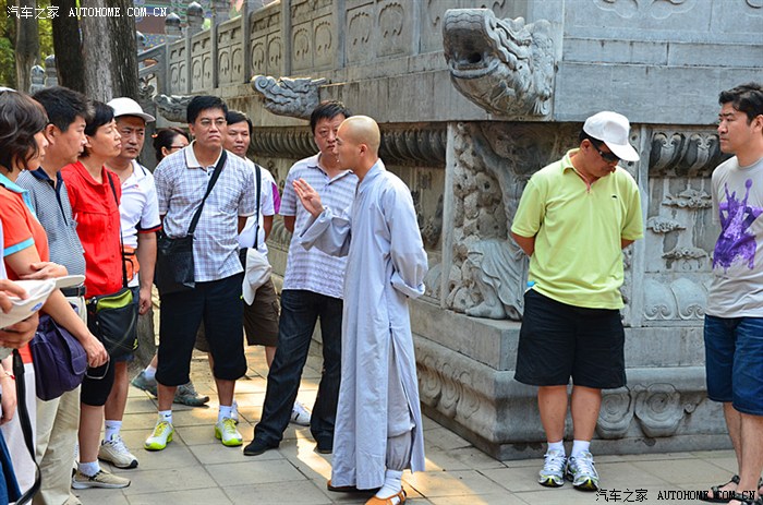 僧人给游客讲解少林寺的历史