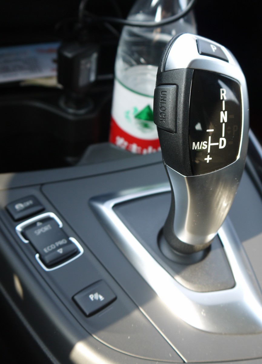 宝马118i矿石白运动版加原厂真皮座椅一千公里作业